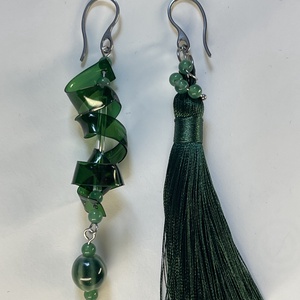 Méregzöld/ smaragd zöld felemás fülbevaló absztrakt stílusban  - ékszer - fülbevaló - lógó fülbevaló - Meska.hu