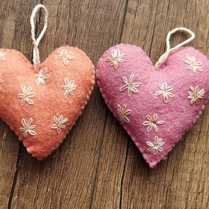 Hímzett szívecskék - otthon & életmód - dekoráció - dísztárgy - Meska.hu