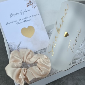 Repoharas Tanú/koszorúslány felkérő box, Esküvő, Meghívó & Kártya, Koszorúslány felkérő, Mindenmás, A box tartalma:
- 1db névre szóló repohár (500ml)
- 1db hajgumi
- 1db felkérő sorsjegy (300g vastag..., MESKA