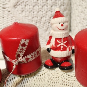 Piros-beige hóemberes kötött adventi koszorú, karácsonyi dekoráció, koszorú, asztaldísz  - karácsony - adventi díszek - adventi koszorú - Meska.hu