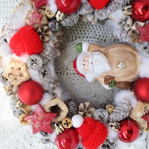 Télapós, kötött sapkás karácsonyi KOPOGTATÓ, ajtódísz, koszorú - karácsony - adventi díszek - adventi ajtódísz - Meska.hu