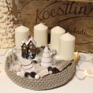 Karácsonyi mesevilág- világító házikós adventi koszorú, karácsonyi dekoráció, asztaldísz  - karácsony - adventi díszek - adventi koszorú - Meska.hu