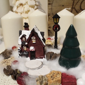 Karácsonyi mesevilág- világító házikós adventi koszorú, karácsonyi dekoráció, asztaldísz, piros-fehér - karácsony - adventi díszek - adventi koszorú - Meska.hu