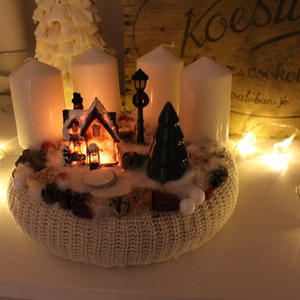 Karácsonyi mesevilág- világító házikós adventi koszorú, karácsonyi dekoráció, asztaldísz, piros-fehér - karácsony - adventi díszek - adventi koszorú - Meska.hu