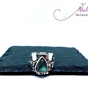 Egyedi ezüst gyűrű, háromszög labradorit kővel - egyedi kézműves ékszer - 60-as méret, Ékszer, Gyűrű, Statement gyűrű, Ötvös, MESKA
