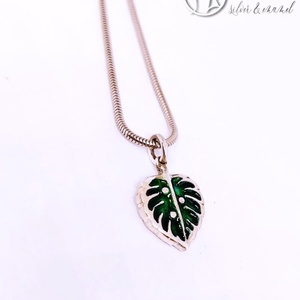 Leaf - Filodendron, monstera, kicsi ezüst tűzzománc medál vékony ezüst láncon, zöld - Meska.hu