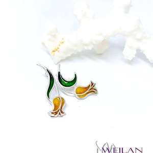 Hej'tulipán - Virágszálam aszimmetrikus ezüst tűzzománc fülbevaló, stiftes kialakítás - narancs-arany-zöld - ékszer - fülbevaló - lógó fülbevaló - Meska.hu