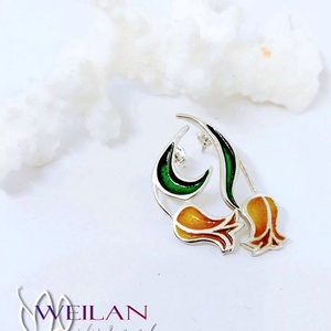 Hej'tulipán - Virágszálam aszimmetrikus ezüst tűzzománc fülbevaló, stiftes kialakítás - narancs-arany-zöld - ékszer - fülbevaló - lógó fülbevaló - Meska.hu