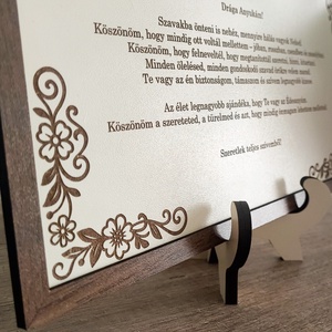 Szülőköszöntő ajándék Anyának  Gravírozott fa tábla állvánnyal, idézettel - esküvő - emlék & ajándék - köszönőajándék - Meska.hu