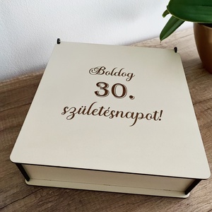 Születésnapi túlélőcsomag  gravírozott ajándékdoboz rekeszekkel - Meska.hu