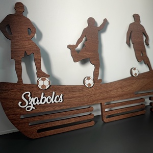 Focis éremtartó  személyre szabható névvel - otthon & életmód - dekoráció - fali és függő dekoráció - éremtartó - Meska.hu