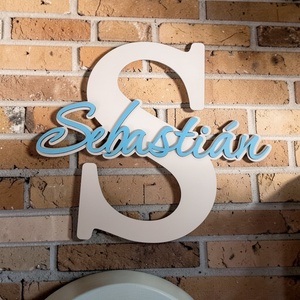 Fa névtábla nagy kezdőbetűvel és teljes névvel. A két réteg színe szabadon választható., Baba - mama, Babaszoba dekoráció, Gyerek névtábla, , MESKA