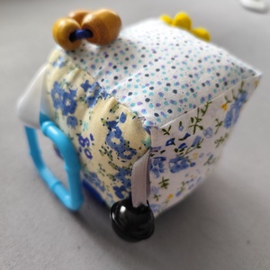Világoskék babakocka, Baba - mama, Baba játékok, Babakocka, Varrás, Patchwork, foltvarrás, Baba fejlesztő játék, mely kézzel készült, strapabíró pamutvászonból.
Fejleszti a csecsemők finommo..., MESKA
