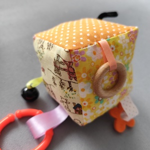 Sárga babakocka, Baba - mama, Baba játékok, Babakocka, Varrás, Patchwork, foltvarrás, Baba fejlesztő játék, mely kézzel készült, strapabíró pamutvászonból.
Fejleszti a csecsemők finommo..., MESKA