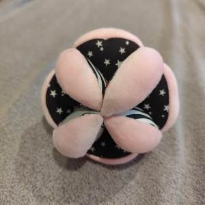 Montessori  fejlesztő baba labda , Baba - mama, Baba játékok, Babalabda, Varrás, Patchwork, foltvarrás, Montessori baba fejlesztő játék, mely kézzel készült, strapabíró pamutvászonból.
Fejleszti a csecse..., MESKA