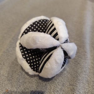 Montessori  fejlesztő baba labda , Baba - mama, Baba játékok, Babalabda, Varrás, Patchwork, foltvarrás, Montessori baba fejlesztő játék, mely kézzel készült, strapabíró pamutvászonból.
Fejleszti a csecse..., MESKA