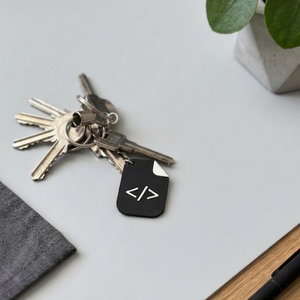 Programozói kulcstartó </> � Ajándék programozóknak, szoftverfejlesztői kulcstartó, technikai rajongóknak szóló kiegészí - táska & tok - kulcstartó & táskadísz - kulcstartó - Meska.hu