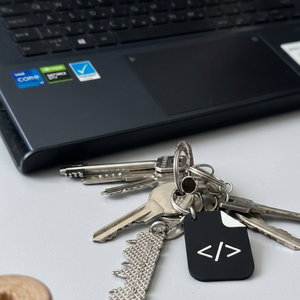 Programozói kulcstartó </> � Ajándék programozóknak, szoftverfejlesztői kulcstartó, technikai rajongóknak szóló kiegészí - táska & tok - kulcstartó & táskadísz - kulcstartó - Meska.hu