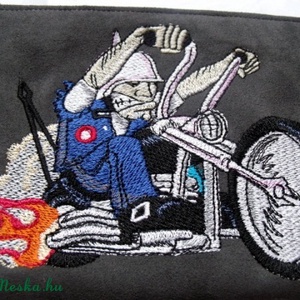 Vad motoros hímzett erszény, tok tartó, stb. -  - Meska.hu