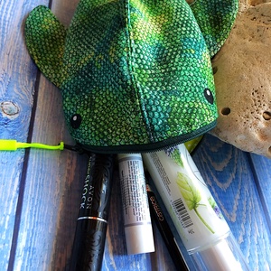 Rendelhető!- Sötét zöld pikkelyes cápa tolltartó neszesszer  - otthon & életmód - papír, írószer - tolltartó & ceruzatekercs - Meska.hu