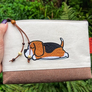 Hímzett Beagle mintás natúr vászon és szövet talpas neszesszer. - táska & tok - neszesszer - Meska.hu