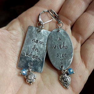 Feliratos fülbevaló , Ékszer, Fülbevaló, Lógó fülbevaló, Ékszerkészítés, A feliratos kollekció egy darabját látod :)
Egyedi szöveggel készülnek,gyakran dalszöveg vagy vers ..., MESKA