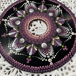 Lila pontfestett mandala bakelit lemezen , Otthon & Életmód, Dekoráció, Spiritualitás, Mandala, Festett tárgyak, Festészet, MESKA