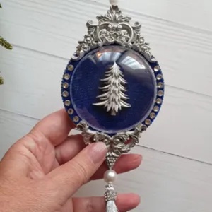 Kézzel készült kék karácsonyi óra  vintage dekoráció strasszokkal és bojtokkal, elegáns ünnepi ajándék - karácsony - karácsonyi lakásdekoráció - karácsonyfadíszek - Meska.hu