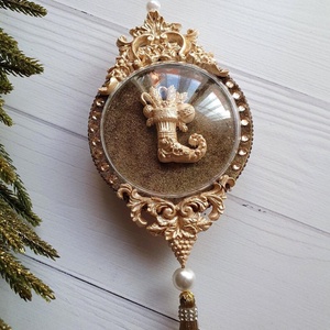 Exkluzív kézzel készült olívazöld karácsonyi óra  vintage dekoráció strasszokkal és bojtokkal, elegáns ajándék - karácsony - karácsonyi lakásdekoráció - karácsonyfadíszek - Meska.hu