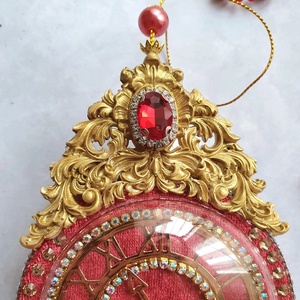 Kézzel készült piros karácsonyi óra  vintage dekoráció strasszokkal és bojtokkal, elegáns ünnepi ajándék - karácsony - karácsonyi lakásdekoráció - karácsonyfadíszek - Meska.hu