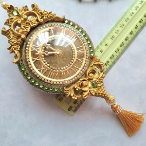 Kézzel készült olívazöld bársony karácsonyi óra  vintage stílusú dekoráció strasszokkal, bojtokkal, elegáns ünnepi dísz - karácsony - karácsonyi lakásdekoráció - karácsonyfadíszek - Meska.hu