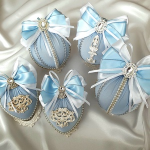 Kézzel készített világoskék selyem karácsonyfadísz szett  5 elegáns dísz ajándékdobozban, karácsonyi dekoráció - Meska.hu