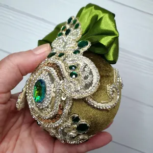 2 darabos kézzel készített olívazöld karácsonyi gömb szett  8 cm-es elegáns kézműves Xmas dekoráció otthonra és ajándék - karácsony - karácsonyi lakásdekoráció - karácsonyfadíszek - Meska.hu