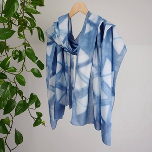 Kék batiszt stóla, vállkendő, háromszöges mintával - ruha & divat - sál, sapka, kendő - stóla - Meska.hu