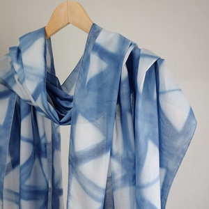 Kék batiszt stóla, vállkendő, háromszöges mintával, Ruha & Divat, Sál, Sapka, Kendő, Stóla, Varrás, Selyemfestés, MESKA