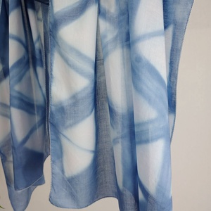 Kék batiszt stóla, vállkendő, háromszöges mintával - ruha & divat - sál, sapka, kendő - stóla - Meska.hu