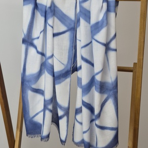 Laza kék-fehér shibori sál, Ruha & Divat, Sál, Sapka, Kendő, Kendő, Selyemfestés, Varrás, MESKA