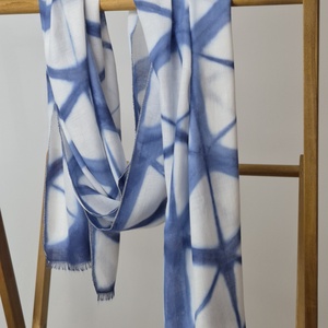 Laza kék-fehér shibori sál - ruha & divat - sál, sapka, kendő - kendő - Meska.hu
