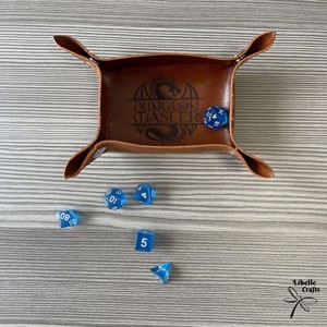 Sárkányos dungeon master feliratos kockadobó tálca - játék & sport - szerepjáték - Meska.hu