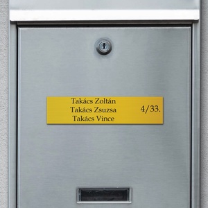 Gravírozott névtábla postaládára, elegáns bejárati ajtó felirat, tartós fémhatású, beltéri arany cégtábla - otthon & életmód - ház & kert - névtábla - Meska.hu