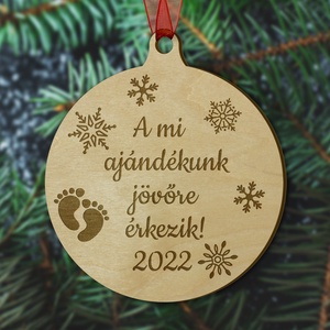 Gyerek bejelentő ajándék szülőknek, A mi ajándékunk jövőre érkezik gravírozott karácsonyfadísz fából - Meska.hu