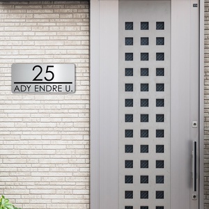 Ezüst minimalista utcanévtábla, fémes modern gravírozott házszámtábla - otthon & lakás - ház & kert - házszám - Meska.hu