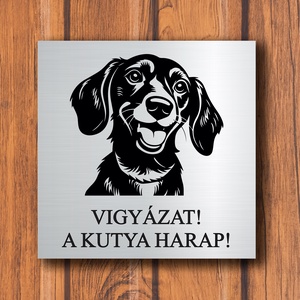 Vigyázz a kutya harap tábla, harapós kutya felirat, figyelmeztető tábla, Otthon & Életmód, Ház & Kert, Névtábla, Gravírozás, pirográfia, MESKA
