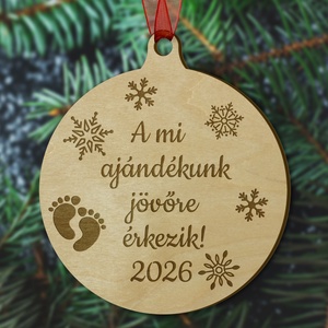 Gyerek bejelentő ajándék szülőknek, A mi ajándékunk jövőre érkezik gravírozott karácsonyfadísz fából - Meska.hu