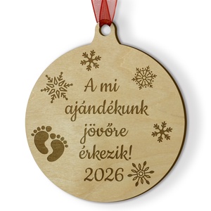 Gyerek bejelentő ajándék szülőknek, A mi ajándékunk jövőre érkezik gravírozott karácsonyfadísz fából - karácsony - karácsonyi lakásdekoráció - karácsonyfadíszek - Meska.hu