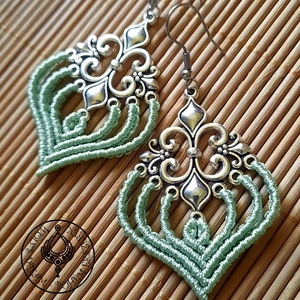 Ornament fülbevaló - világoszöld, Ékszer, Fülbevaló, Lógó fülbevaló, Csomózás, Ékszerkészítés, MESKA
