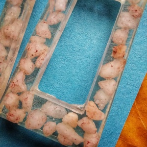 Rózsaszín kavicsos műgyanta fülbevaló - ékszer - fülbevaló - lógó fülbevaló - Meska.hu