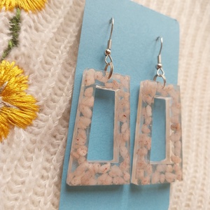 Rózsaszín kavicsos műgyanta fülbevaló - ékszer - fülbevaló - lógó fülbevaló - Meska.hu