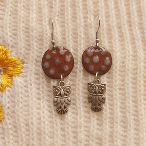 Barna baglyos tűzzománc fülbevaló - ékszer - fülbevaló - lógó fülbevaló - Meska.hu