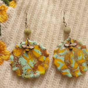 Nagy Méhecskés Gyurma Fülbevaló - ékszer - fülbevaló - lógós kerek fülbevaló - Meska.hu